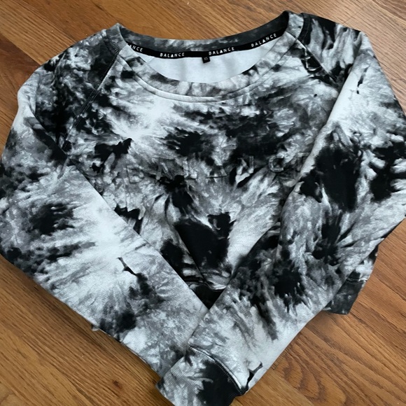 Balance Athletica cropped sweatshirt tiedye black. - Picture 2 of 4